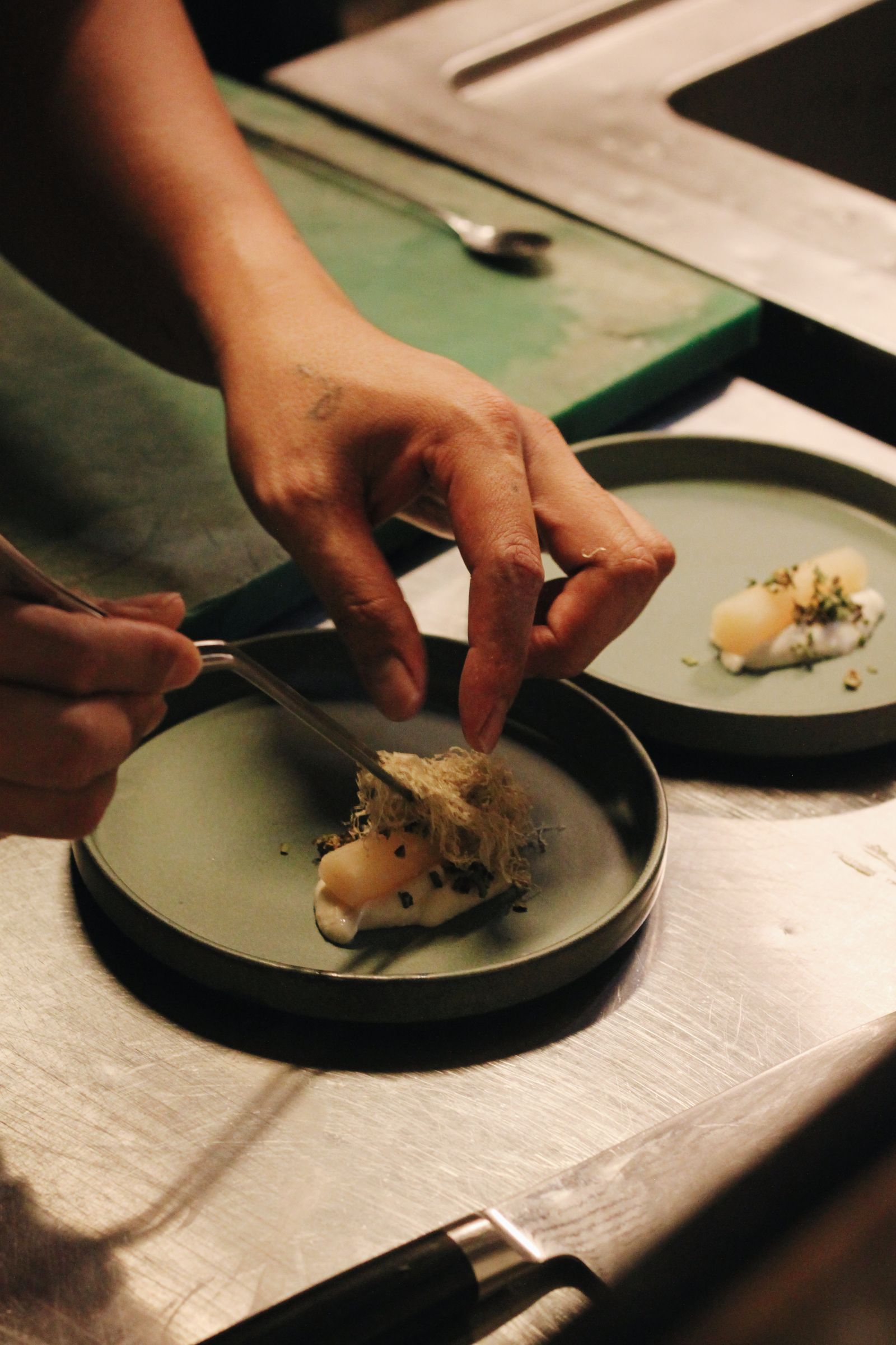 Chef privado emplatando una cena para una estancia en Mallorca