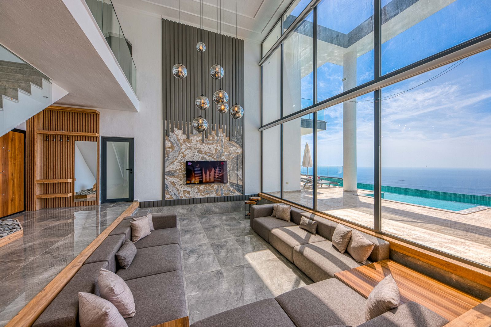 Salón con vistas al mar de una vivienda en alquiler en Mallorca