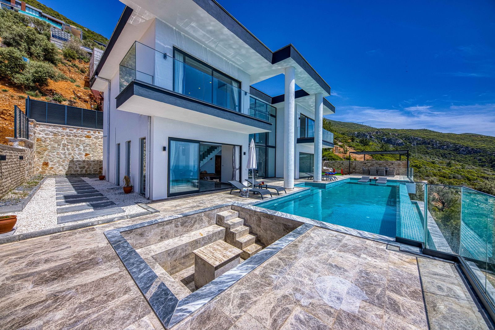 Villa moderna con piscina infinita en venta en Mallorca